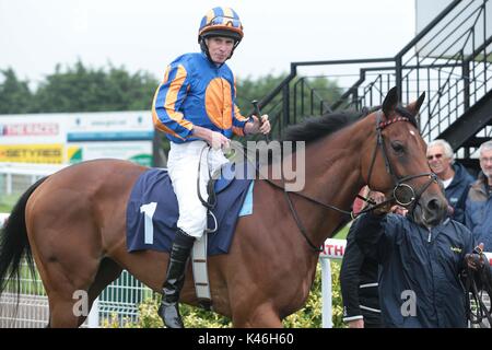 Top Jockey Ryan Moore macht eine seltene Erscheinung in seiner lokalen Anschluss Brighton, East Sussex. Stockfoto