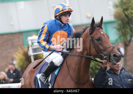 Top Jockey Ryan Moore macht eine seltene Erscheinung in seiner lokalen Anschluss Brighton, East Sussex. Stockfoto