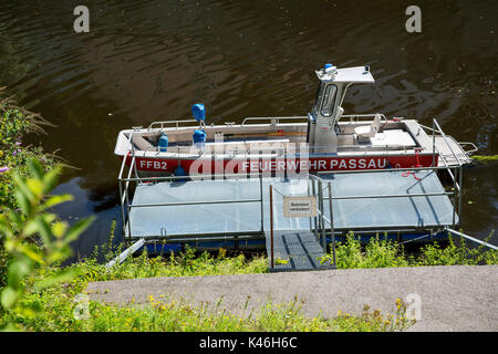 Die Feuerwehr (Feuerwehr) River rescue Boot festgemacht, auf der Donau in Passau, Bayern, Deutschland. Stockfoto