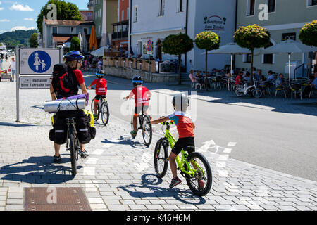 Kinder unter Anleitung in Passau, Bayern, Deutschland. Sie erscheinen wird dabei das "kein Fahrrad" um auf dem Schild. Stockfoto