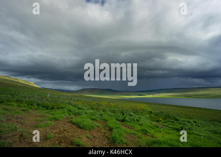 Island - dramatische Himmel mit dunklen Wolken und Gewitter kommen über den See Stockfoto