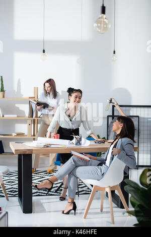 Jungen multiethnischen Geschäftsfrauen in formalen tragen zusammen an die Arbeit im Büro Stockfoto