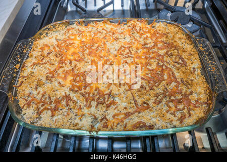 Aus dem Ofen gerade - ein heißes Gemüse Backen, mit Semmelbröseln und knuspriges Käse Topping, in ein Glas Auflaufform. England, UK. Stockfoto