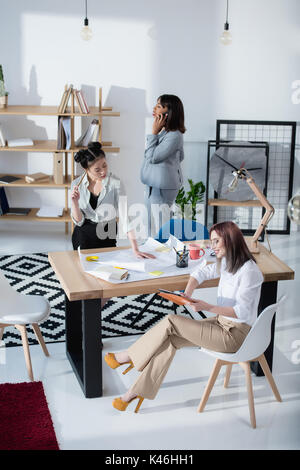 Jungen multiethnischen Designer in formalen Verschleiß an die Arbeit im Büro Stockfoto
