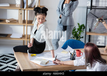 Jungen multiethnischen Designer in formalen Verschleiß an die Arbeit im Büro Stockfoto