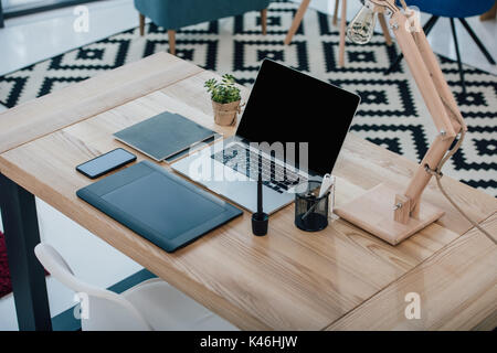 Nahaufnahme der Laptop mit einem leeren Bildschirm Graphic Tablet und Smartphone auf hölzernen Tisch Stockfoto