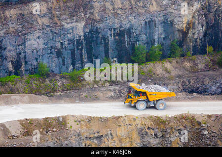 Steinbruch des Fahrzeugs durch den Scherbolzen Weite und Größe der Halkyn Steinbruch und Asphalt Werk Pant-y-pwell Dwr, Halkyn, Flintshire, Wales, UK in den Schatten gestellt Stockfoto