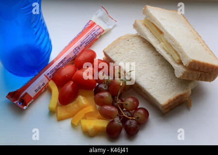 Auf 0001 Embargo Mittwoch, 6. September einen Blick auf ein Lunchpaket für die Schule. Mehr als ein Drittel der Eltern fehlt das grundlegende Wissen ihre Kinder ein gesundes Lunchpaket für die Schule zu machen, eine übersicht schlägt. Stockfoto