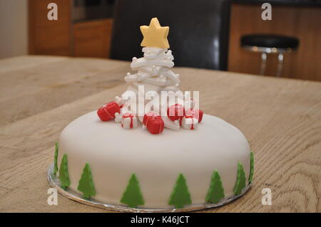 Hausgemachten Weihnachtskuchen mit Fondant Weihnachtsbaum und Geschenke eingerichtet Stockfoto