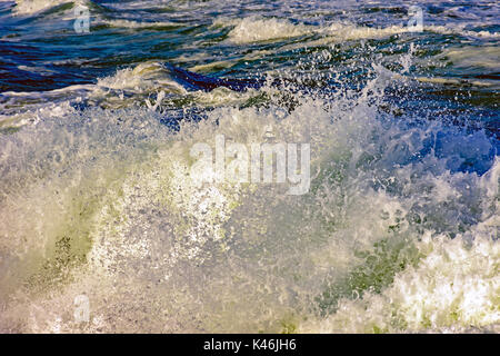 Wave Schaum und Wasser Tropfen am Nachmittag Stockfoto