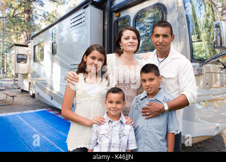 Happy spanischer Familie vor Ihrer schönen rv am Campground. Stockfoto