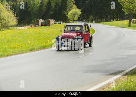 Brilon, Deutschland - 13. Mai 2017: Oldtimer Sauerland Round trip Citroen 2 CV Stockfoto