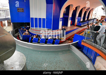 Passagiere in der Halle des Großen Wagens Achterbahnfahrt auf Blackpool Pleasure Beach Amusement Park Stockfoto