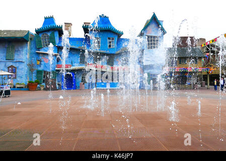 Wasserspiele vor Trauma Türme Haunted Hotel in Blackpool Pleasure Beach Amusement Park Stockfoto