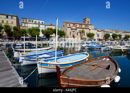 Traditionelle Holzfischerboote bekannt als Pointus im Hafen oder Hafen von La Ciotat Provence Côte d'Azur Frankreich Stockfoto