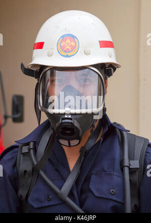 Myanmar Feuerwehrleute mit Atemschutzgeräten auf wöchentliche Praxis Bohrer, Hsipaw, Myanmar Stockfoto