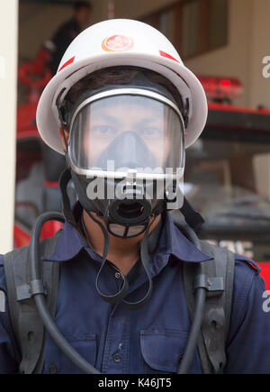 Myanmar Feuerwehrleute mit Atemschutzgeräten auf wöchentliche Praxis Bohrer, Hsipaw, Myanmar Stockfoto