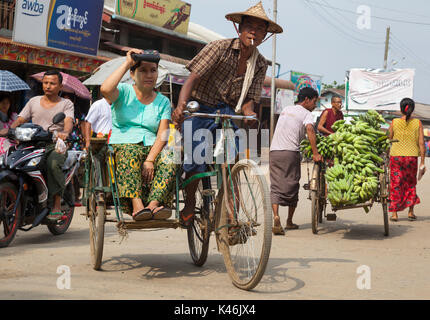 Dreirad Taxi oder Sai kaa verhandelt Verkehr in Sittwe, Rakhine, Myanmar Stockfoto