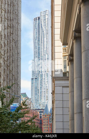 Beekman Tower View an einem sonnigen Tag in New York. Auch bekannt als New York von Gehry Tower ist das höchste Wohnhaus der westlichen Hemisphäre. Stockfoto