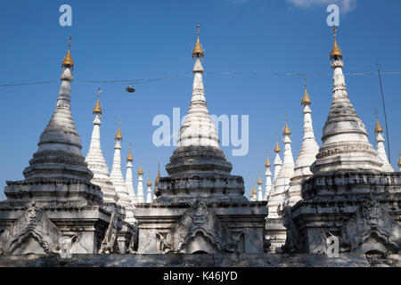 Turmspitzen der Goldene Pagode von Sandamuni Paya, Mandalay, Myanmar. Innerhalb 1774 Platten sind mit der buddhistischen Lehre eingeschrieben. Stockfoto