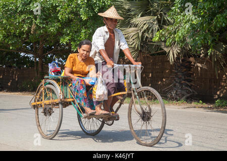 Dreirad Taxi oder Sai kaa verhandelt Verkehr in Sittwe, Rakhine, Myanmar Stockfoto