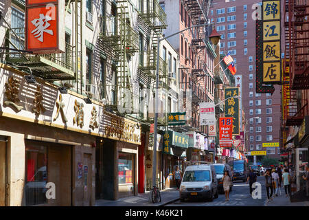 Chinatown Straße mit Menschen und Gebäude an einem sonnigen Tag in New York Stockfoto