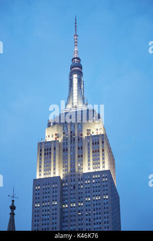 Empire State Building oberen Teil von Fifth Avenue beleuchtet am Abend in New York Stockfoto