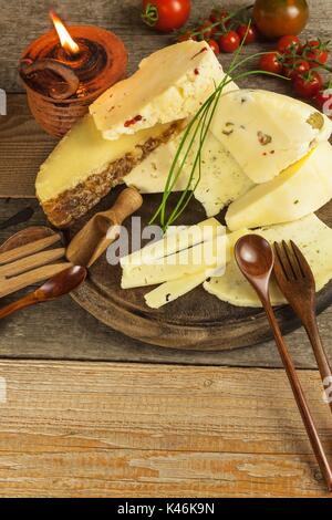 Scheiben Hartkäse auf der Küche. Herstellung von Käse auf dem Bauernhof. Verschiedene Arten von hausgemachten Käse. Stockfoto