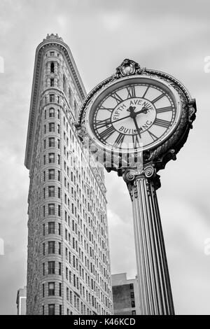 Flatiron Building und Fifth Avenue goldene Uhr in Schwarz und Weiß in New York City Stockfoto