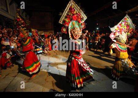 Kathmandu, Nepal. 04 Sep, 2017. Maskierte Tänzer in der Feier der Indrajatra Festival in Kathmandu, Nepal. Indra Jatra ist ein 8-Tages Festival mit einem Wagen Prozession gewidmet der Göttin Kumari, Lord Ganesh und Bhairav, sowie die Anbetung von Indra, der König der Götter. Credit: Archana Shrestha/Pacific Press/Alamy leben Nachrichten Stockfoto