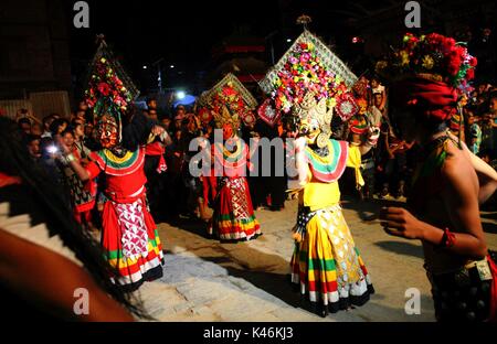 Kathmandu, Nepal. 04 Sep, 2017. Maskierte Tänzer in der Feier der Indrajatra Festival in Kathmandu, Nepal. Indra Jatra ist ein 8-Tages Festival mit einem Wagen Prozession gewidmet der Göttin Kumari, Lord Ganesh und Bhairav, sowie die Anbetung von Indra, der König der Götter. Credit: Archana Shrestha/Pacific Press/Alamy leben Nachrichten Stockfoto