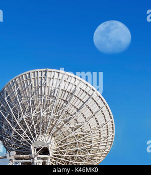 Satellitenschüssel auf dem Mond an einem klaren blauen Himmel Stockfoto