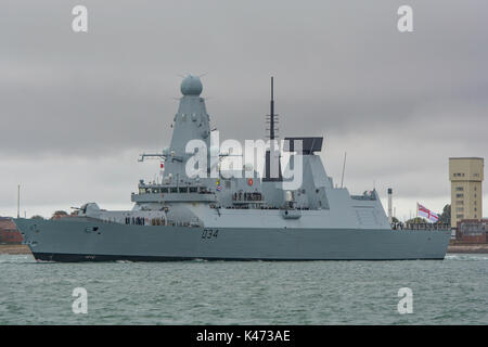HMS Diamond verlassen Portsmouth auf 4/9/17 für neun Monate Golf und den Indischen Ozean. Stockfoto
