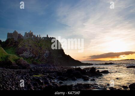 Irische Küste Schloss Sonnenuntergang Stockfoto