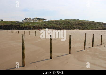 Wind, der den Sand am Strand Stockfoto