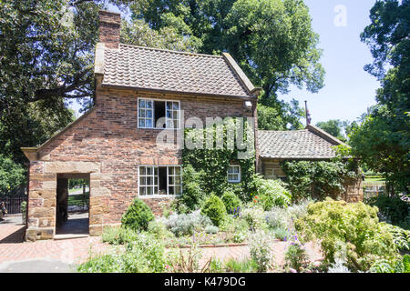 James Cooks Cottage und Säule, die Fitzroy Gardens, Melbourne, Victoria, Australien Stockfoto