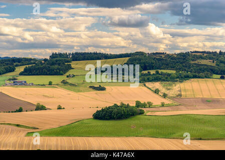 Schöne Sicht auf die Landschaft in der Nähe von Perth in Schottland im Sommer. Stockfoto