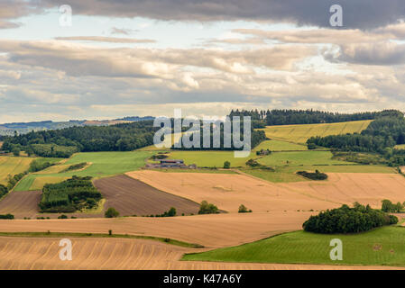 Schöne Sicht auf die Landschaft in der Nähe von Perth in Schottland im Sommer. Stockfoto