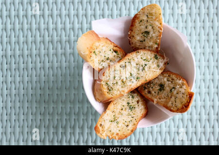 Knoblauch Brot, Scheiben Brot mit Kräutern und Knoblauch Stockfoto