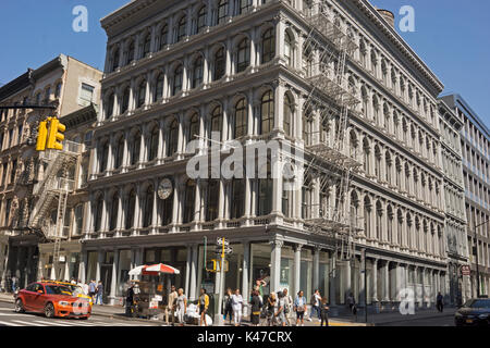 Das denkmalgeschützte, Gusseisen Gebäude am Broadway an Broome Street in Manhattan wurde 1857 als Speicher für E.V. Haughwout & Co. konzipiert Stockfoto