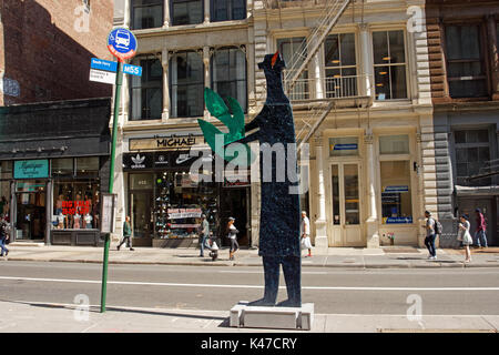 In Soho, einem Viertel in Lower Manhattan, einer Skulptur von zigi Ben-Haim auf einer Ausdehnung des Broadway steht, gesäumt von Gebäuden aus dem 19. Jahrhundert. Stockfoto