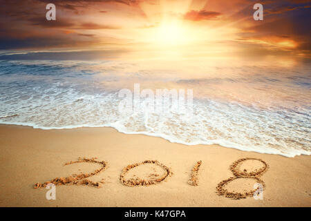 Jahr 2018 auf Sand bei Sonnenaufgang geschrieben Stockfoto