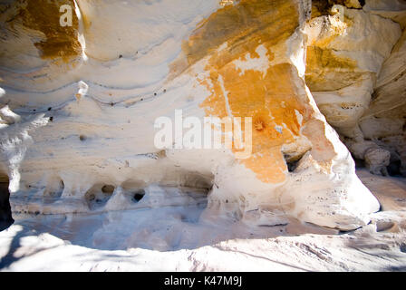 Sandsteinmauer mit Aboriginal Kunst hand Schablone Mt Moffatt Nationalpark Stockfoto