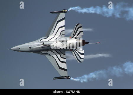 FA-123, eine Lockheed Martin F-16 Fighting Falcon bin durch die belgische Luftwaffe betrieben und führt seine Anzeige Routine über Ayr Bay in Schottland. Stockfoto