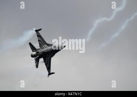 FA-123, eine Lockheed Martin F-16 Fighting Falcon bin durch die belgische Luftwaffe betrieben und führt seine Anzeige Routine über Ayr Bay in Schottland. Stockfoto