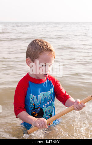 Ein vier Jahre alter Junge, der im Meer in Southend-on-Sea, Essex, Großbritannien Stockfoto