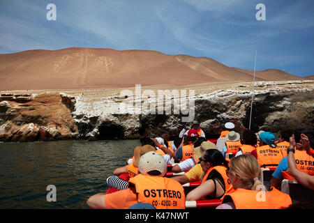 Kandelaber Geoglyph, und touristische Boot, Paracas Halbinsel Paracas National Reserve, Pisco Provinz, ICA-Region, Peru, Südamerika Stockfoto