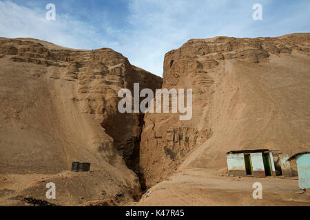 Gletscherspalte in der Erde durch das Erdbeben 2007 verursacht, 150 km südlich von Lima, Peru, Südamerika Stockfoto