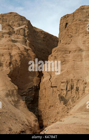 Gletscherspalte in der Erde durch das Erdbeben 2007 verursacht, 150 km südlich von Lima, Peru, Südamerika Stockfoto