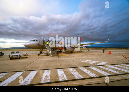 Flughafen Launceston, Australien - Feb 2017: Fliegen vor dem Sturm Stockfoto